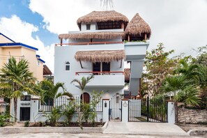 Vista frontal de la propiedad