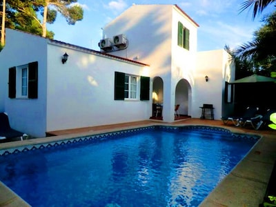 VILLA WITH POOL FENCED. FREE WIFI. AT 2 MIN. OF THE BEACH AND AT 5 OF THE CITY