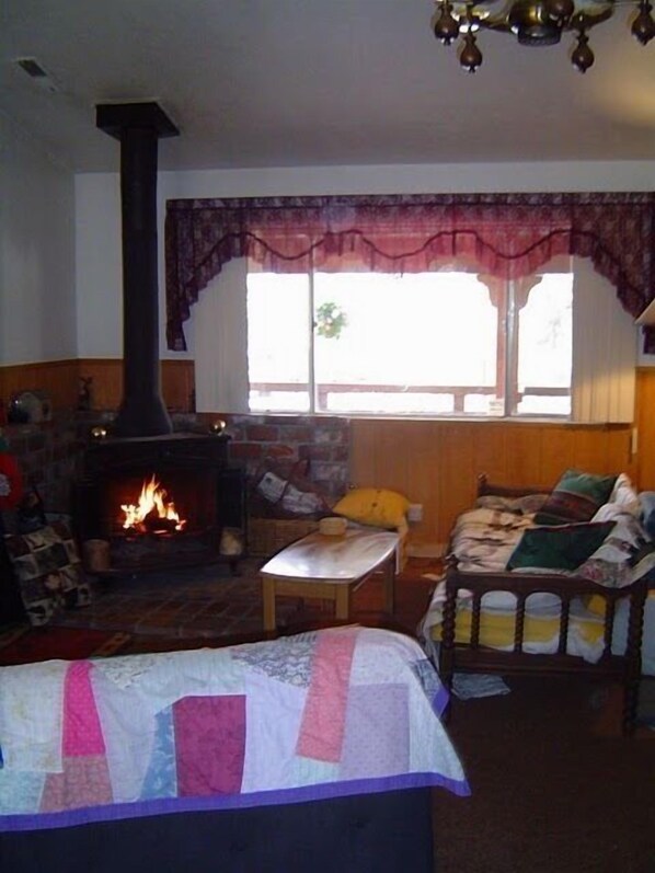 LIVING ROOM W/FIREPLACE
