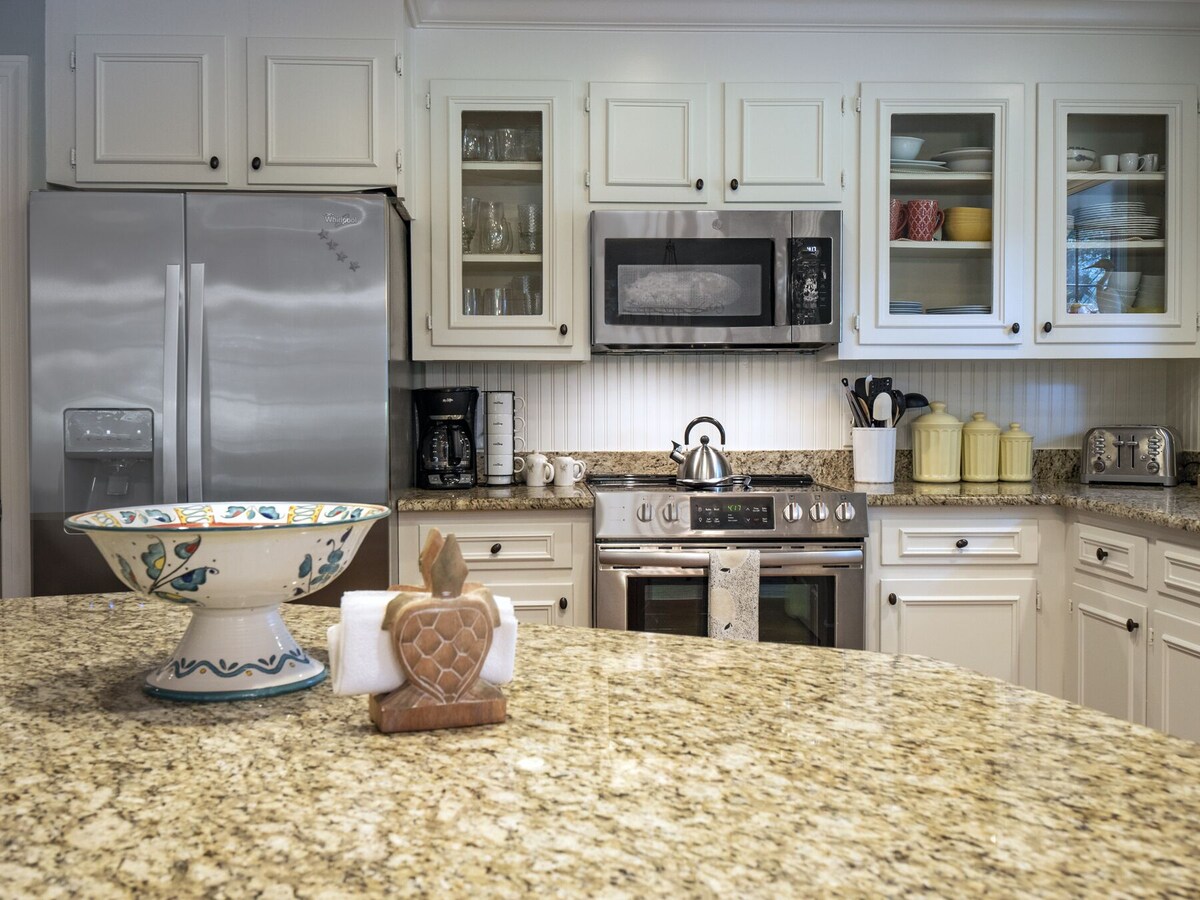 Updated 3 BR/2.5 BA Family Friendly Villa! Golf Views! Access to All Amenities!