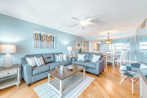 Spacious living & dining room with direct ocean views. 65" TV