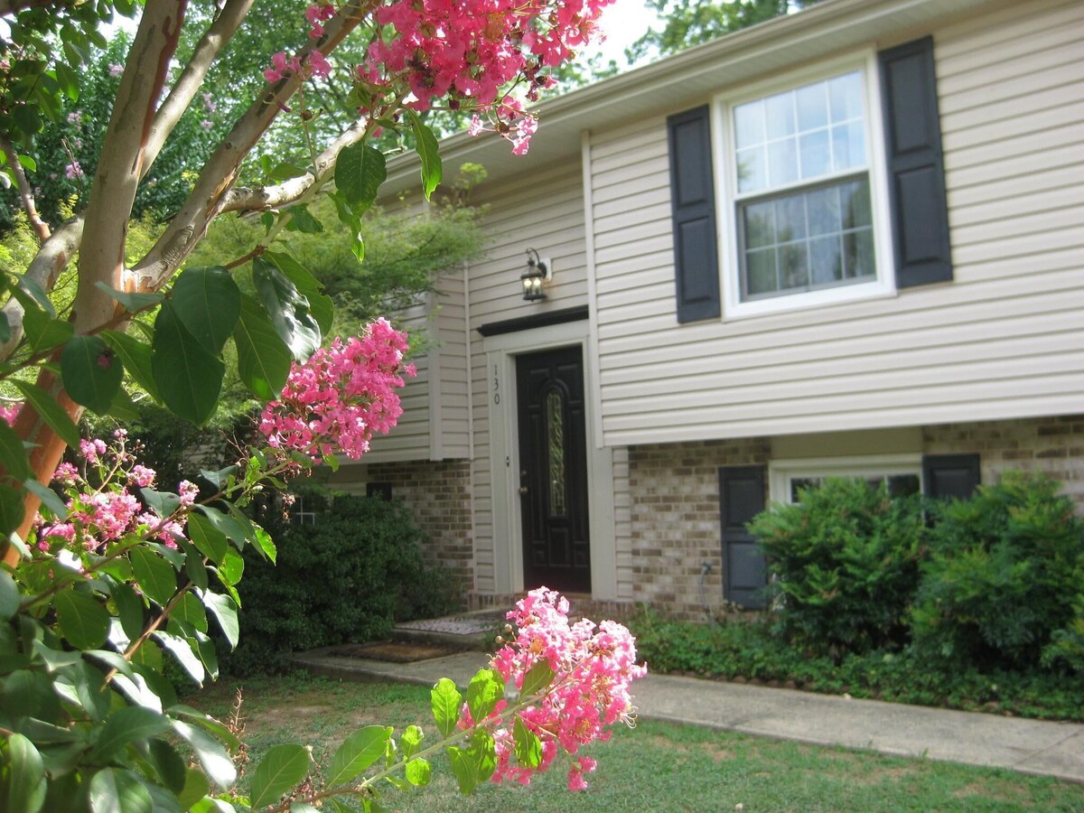 Comfortable. Spacious. Quiet. 3 miles from Dulles Airport.