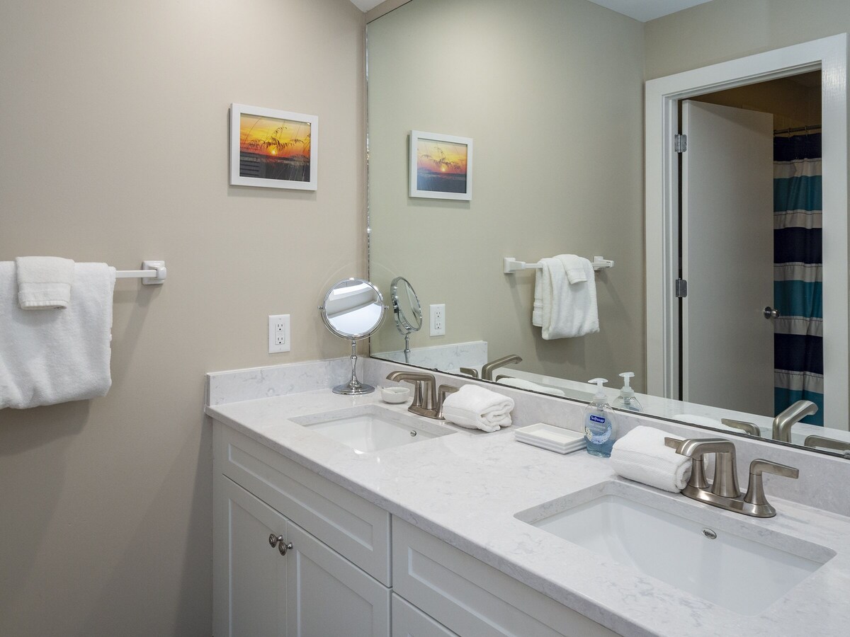 Fabulous 3BR/3 BA Oceanfront North Beach Cottage! Walk to Beach! Pet Friendly!