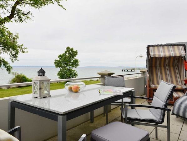 Terrasse mit Strandkorb und Gartenmöbeln