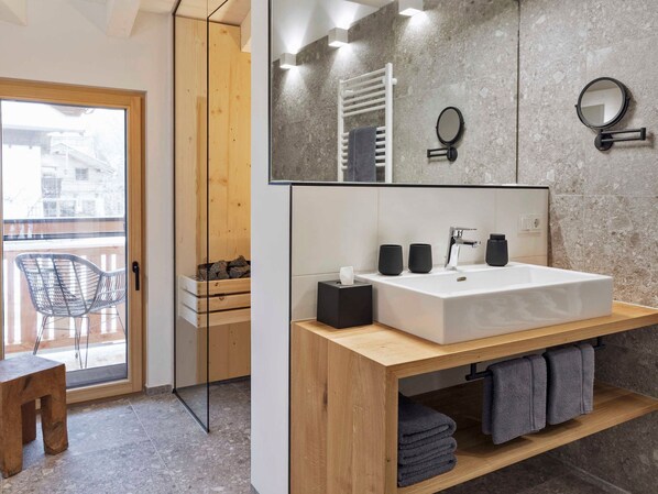 Badezimmer mit Dusche und Sauna