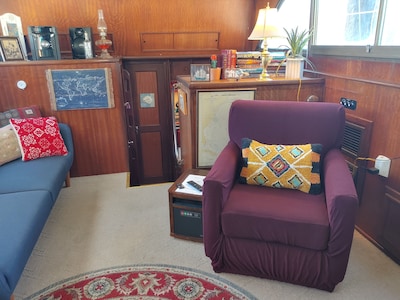 A Cozy And Classic Hatteras 43' Yacht In One Of The Best James River Locations 