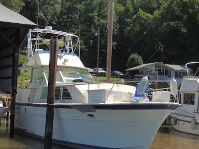 A Cozy And Classic Hatteras 43' Yacht In One Of The Best James River Locations 