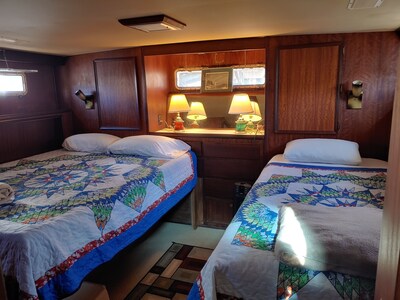 A Cozy And Classic Hatteras 43' Yacht In One Of The Best James River Locations 