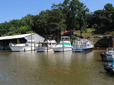 A Cozy And Classic Hatteras 43' Yacht In One Of The Best James River Locations 