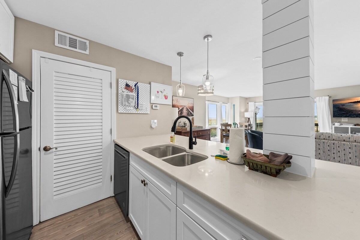 1st Floor End Unit! Pet Friendly! Amenity Cards! Panoramic Water/Beach Views!