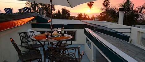 Roof deck for those evening Sunsets and gentle breeze - paradise