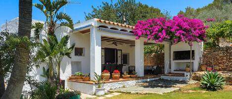 Villa Casa Benirras. Ibiza. Fassade voller Farbe