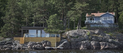 Beautiful lake house in private setting, direct at lake Mjörn