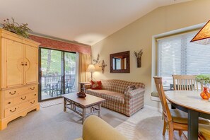 Queen sleeper-sofa, smart-tv, Wi-Fi and cable included!