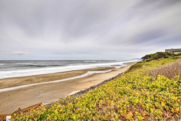 Lincoln City Vacation Rental | 2BR | 2BA | 1,280 Sq Ft | Stairs Required