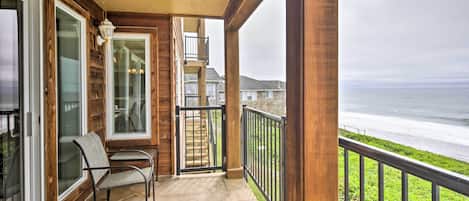 Lincoln City Vacation Rental | 2BR | 2BA | 1,280 Sq Ft | Stairs Required