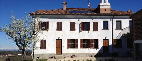 La maison avec un clocher sur le toit