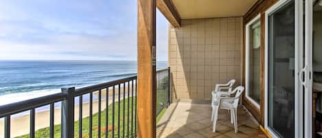 Lincoln City Vacation Rental | 2BR | 2BA | 1,280 Sq Ft | Steps Required