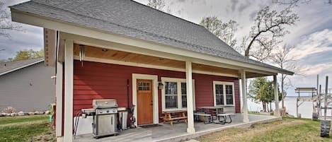 Your lake adventures begin at this vacation rental cabin in Federal Dam!