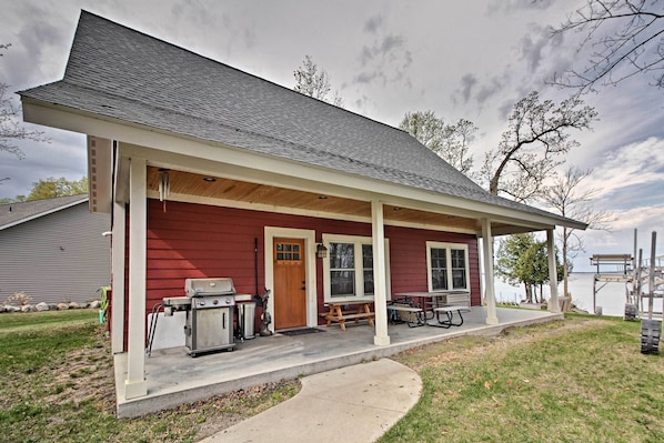 Your lake adventures begin at this vacation rental cabin in Federal Dam!