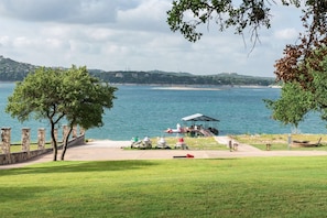 Just steps away from Lake Travis! Jet skis are not included, but boat rentals a not far from here.