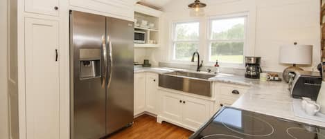 Custom built kitchen cabinets and modern appliances 