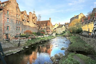 Historic City Centre Apt with Free Secure Parking (No SUVs)