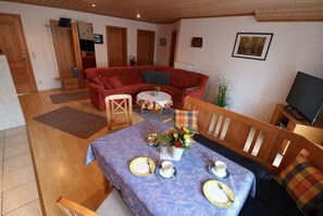 Ferienwohnung bis 4 Pers., 80qm, 2 sep. Schlafzimmer, Balkon-Der Essbereich