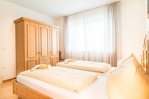 D6 Ferienwohnung Klassik*** bis 4 Personen, 53qm, Balkon, Allergikergeeignet-Schlafzimmer mit Doppelbett in der Ferienwohnung D6