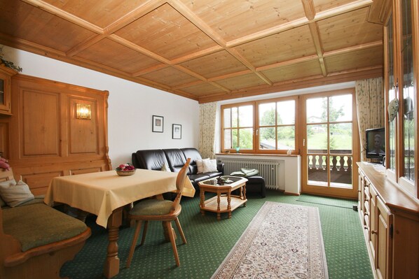 Ferienwohnung 8, 70qm, Balkon, Kochnische extr., 1 Schlafzimmer, 2 Pers., WLAN-Wohn-Essbereich