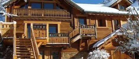 Un chalet grand confort  sur  280 m2 et 3 niveaux pour 18 privilégiés....