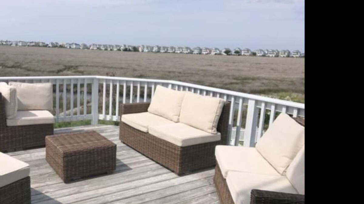 Pirate’s Cove Marina, Waterfront Vacation Home w/ 55′ dock space behind home!