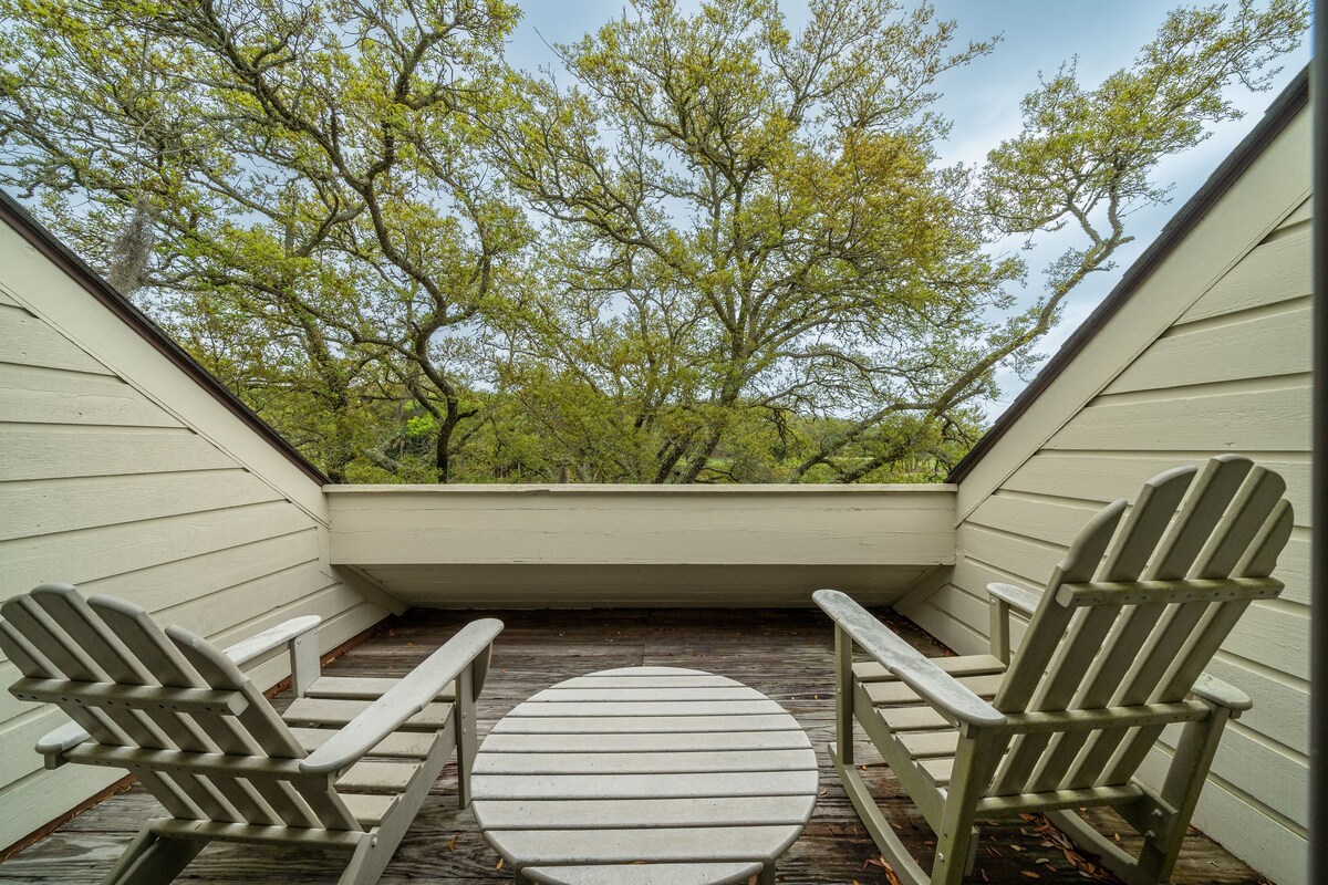 Golf Views! Screened Porch! Close to Beach, Pools, Golf, Dining! Amenity Cards!