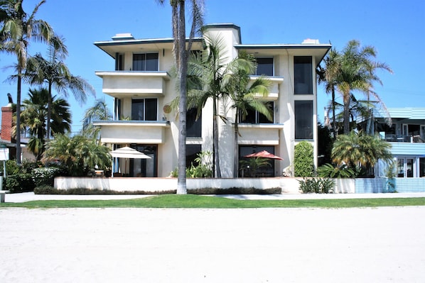 Five-unit building on the waterfront, bayside.