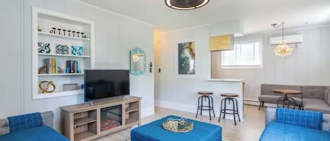 Large open floor plan, Tv, Roku/Wifi/breakfast bar