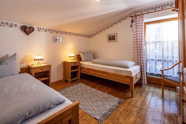 Ferienhaus Altvater 1-6 Personen, 150 qm, 3 Schlafzimmer, 2 Badezimmer, 2 Gäste WC, Balkone und Terrasse-Schlafzimmer 2