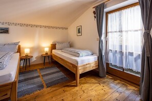 Ferienhaus Altvater 1-6 Personen, 150 qm, 3 Schlafzimmer, 2 Badezimmer, 2 Gäste WC, Balkone und Terrasse-Schlafzimmer 3