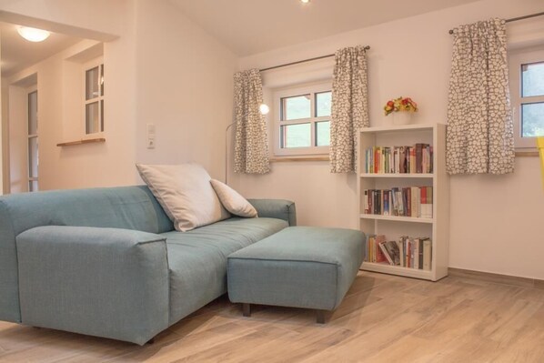 Ferienwohnung Hubert mit Balkon, 50 m², 1 Schlafzimmer, WLAN, barrierefrei-Wohnzimmer "Hubert"