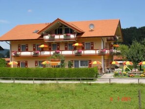 Dangl GbR, Gästehaus Sonnenhof - inkl. Chiemgau Karte (DE Bergen) - - 1270-Hausansicht