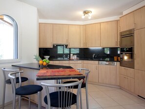 Comptoir, Meubles, Cabinetry, Pièce, Cuisine, Propriété, Design Intérieur, Bâtiment, Plafond, Sol