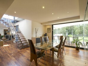 Tabelle, Möbel, Eigentum, Pflanze, Stuhl, Holz, Wohnzimmer, Interior Design, Halle, Zimmerpflanze