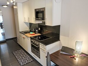 Cabinetry, Propriété, Comptoir, Évier, Cuisinière, Cuisine, Appareil De Cuisine, Robinet, Cooktop, Gaz Poele