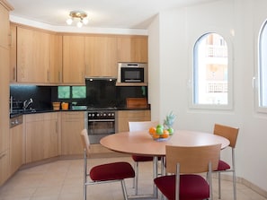 Furniture, Room, Interior Design, Property, Countertop, Kitchen, Building, Cabinetry, Ceiling, Floor