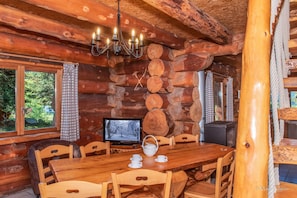 Salle à manger chalets en rondin location famille été hiver Le Couarôge La Bresse