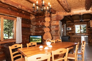 Salle à manger chalets en rondin location famille été hiver Le Couarôge La Bresse