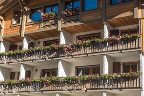 Façade fleurs Location appartement chalet La Bresse Vosges