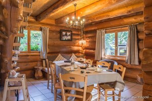 Table à manger Chalet en rondin Vosges