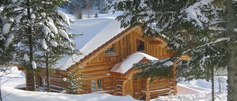 Chalet en rondin en hiver dans les Vosges