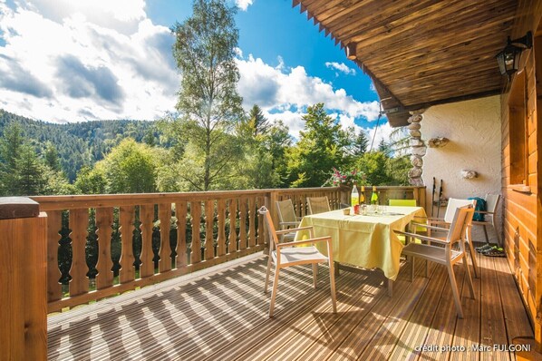 Terrasse chalet traditionnel Vosges
