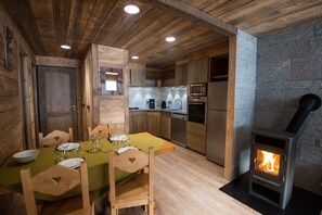 Salon séjour cuisine ouverte poêle à bois location appartements Vosges
